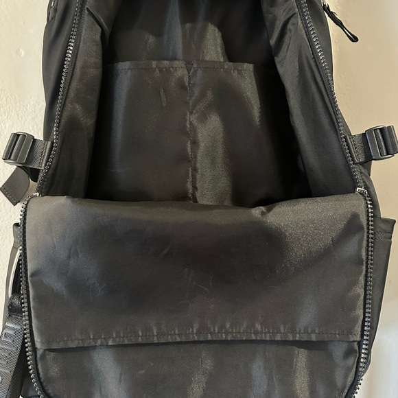 lululemon New Crew Backpack 22L - Black - Picture 5 of 7